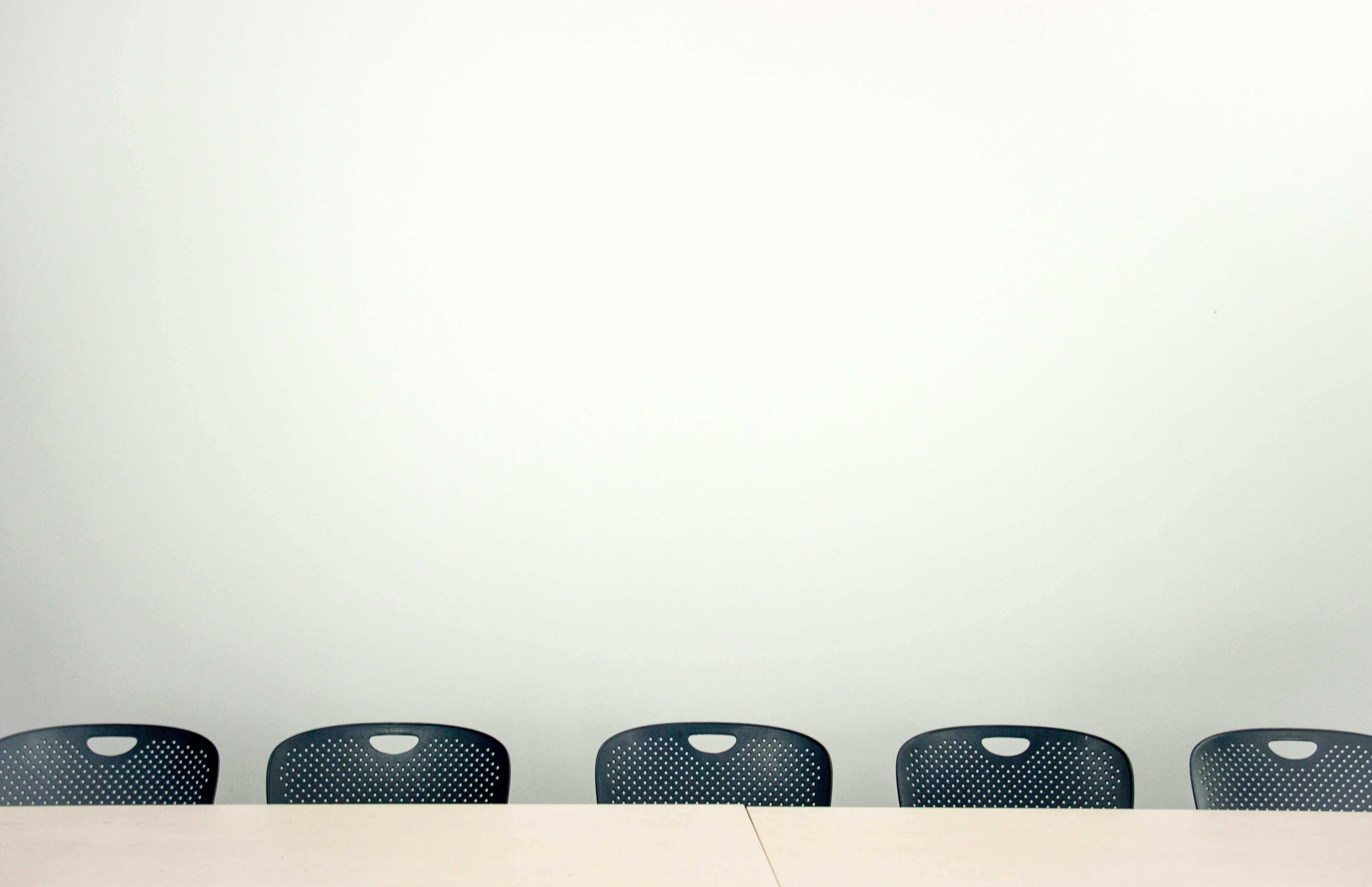 空の会議室の椅子